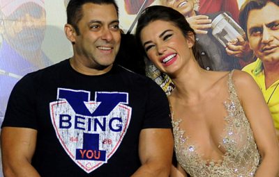 Indian Bollywood actor Salman Khan(L)poses with British actress Amy Jackson during the trailer launch of their home production Hindi film 'Freaky Ali in Mumbai late August 7, 2016. / AFP / STR        (Photo credit should read STR/AFP/Getty Images)